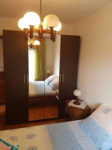 1 dormitorio con espejo y 1 cama. en Apartments with a parking space Kastel Kambelovac, Kastela - 15279, en Kaštela