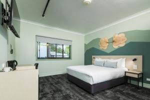 Nightcap at Atherton Hotel في أثرتون: غرفة الفندق بسرير ومغسلة