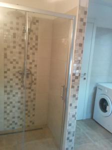 Kúpeľňa v ubytovaní Family friendly apartments with a swimming pool Pula - 15306