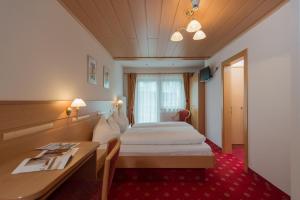 Postel nebo postele na pokoji v ubytování Hotel Garni Hochgruber + 37 fotografií