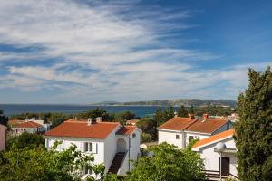 - une vue sur une ville avec des maisons et l'océan dans l'établissement Apartments with a parking space Krk - 15331, à Krk