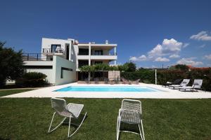 Bazén v ubytování Holiday house with a swimming pool Zadar - Diklo, Zadar - 15336 nebo v jeho okolí
