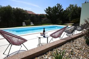 Bazén v ubytování Holiday house with a swimming pool Zadar - Diklo, Zadar - 15336 nebo v jeho okolí