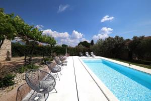 Bazén v ubytování Holiday house with a swimming pool Zadar - Diklo, Zadar - 15336 nebo v jeho okolí