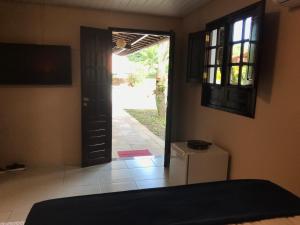 um quarto com uma porta aberta para um quarto em Suites Bouganville ( casa 2) em Porto de Galinhas