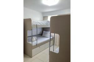 ein kleines Zimmer mit Etagenbetten. in der Unterkunft Beira-Mar, Conforto, Charme e Pé na Areia -Destino BSM 329 in Barra de São Miguel + 57 Fotos