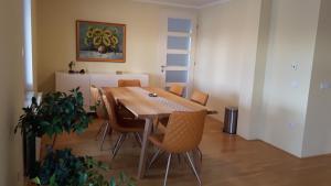 ein Esszimmer mit einem Holztisch und Stühlen in der Unterkunft Apartments with a parking space Zagreb - 15343 in Brezovica