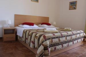 Posteľ alebo postele v izbe v ubytovaní Seaside secluded apartments Zavala, Hvar - 15357