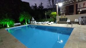 una gran piscina por la noche en Chácara em Guararema Brasil en Guararema