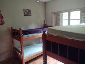 - une chambre avec 2 lits superposés et une fenêtre dans l'établissement Chácara em Guararema Brasil, à Guararema