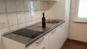 Una botella de vino sentada en una barra en una cocina en Apartments and rooms with parking space Hvar - 15378, en Hvar