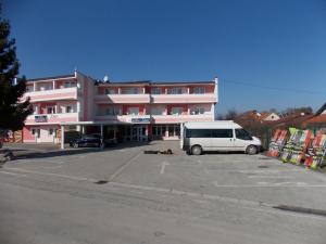 una furgoneta blanca estacionada en un estacionamiento frente a un edificio en Triple Room Oroslavje 15384j, en Oroslavje
