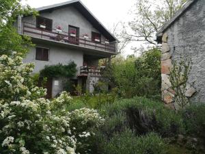 une maison avec un balcon fleuri dans l'établissement Family friendly house with a parking space Kijevo, Zagora - 15414, à Kijevo