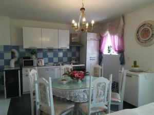 - une cuisine avec une table et des fleurs dans l'établissement Family friendly house with a parking space Kijevo, Zagora - 15414, à Kijevo