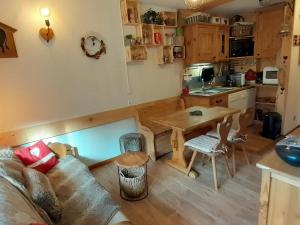 Appartement Valfréjus, 2 pièces, 4 personnes - FR-1-265-251にあるシーティングエリア