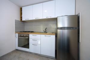 Η κουζίνα ή μικρή κουζίνα στο Apartments with a parking space Kastel Sucurac, Kastela - 15430
