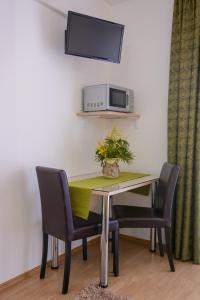 Televízia a/alebo spoločenská miestnosť v ubytovaní Apartments with a parking space Trogir - 15440