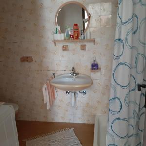 ein Bad mit einem Waschbecken und einem Spiegel in der Unterkunft Apartments by the sea Brist, Makarska - 15443 in Podaca