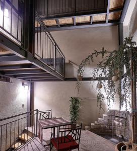 une chambre avec une table, des chaises et un escalier dans l'établissement Am Hofbrunnen, à Rothenburg ob der Tauber