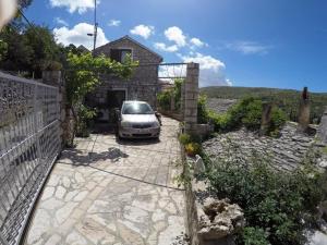 ein vor einem Haus geparkt in der Unterkunft Holiday house with a parking space Lozisca, Brac - 15444 in Ložišće