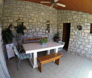 einen Tisch und Stühle vor einer Steinmauer in der Unterkunft Holiday house with a parking space Lozisca, Brac - 15444 in Ložišće
