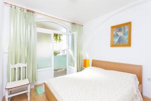 Postel nebo postele na pokoji v ubytování Apartments with a parking space Makarska - 15445
