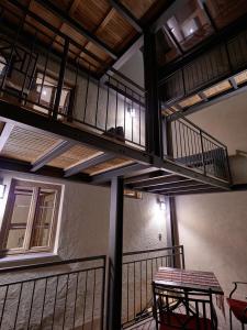 - un balcon avec une table et un escalier dans un bâtiment dans l'établissement Am Hofbrunnen, à Rothenburg ob der Tauber