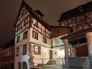 ein altes Gebäude in einer Stadt nachts in der Unterkunft Am Hofbrunnen in Rothenburg ob der Tauber