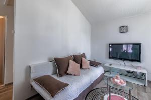 TV/trung tâm giải trí tại Family friendly house with a swimming pool Cove Koramaslinova - Koromaslinova, Brac - 15479