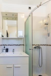 Phòng tắm tại Family friendly house with a swimming pool Cove Koramaslinova - Koromaslinova, Brac - 15479