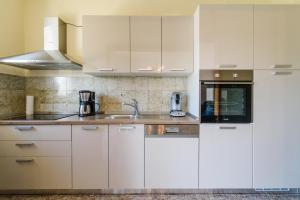 Kuchyňa alebo kuchynka v ubytovaní Apartments with a parking space Kastel Kambelovac, Kastela - 15480 + 13 fotografií