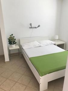 En eller flere senge i et værelse på Apartments by the sea Cizici, Krk - 15496