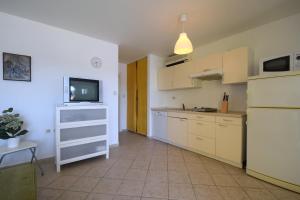 Køkken eller tekøkken på Apartments by the sea Cizici, Krk - 15496 + 10 billeder