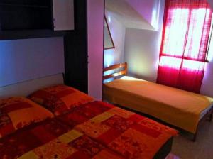 - une chambre avec 2 lits et une fenêtre dans l'établissement Apartments with a parking space Ivan Dolac, Hvar - 15483, à Jelsa