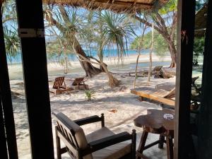 een uitzicht op een strand met een tafel en stoelen bij La Ong Lay in Ko Phayam