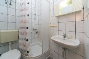 Ένα μπάνιο στο Apartments by the sea Brist, Makarska - 15465 +23 φωτογραφίες