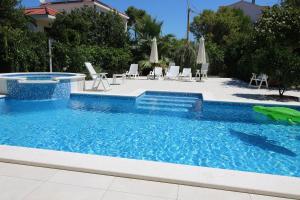 Bazén v ubytovaní Seaside apartments with a swimming pool Sutivan, Brac - 15502 alebo v jeho blízkosti