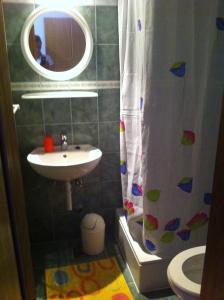 ein Bad mit einem Waschbecken und einem Duschvorhang in der Unterkunft Studio Ivan Dolac 15483a in Jelsa