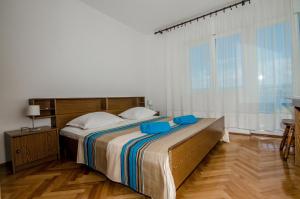 Postel nebo postele na pokoji v ubytování Apartments by the sea Slatine, Ciovo - 15504