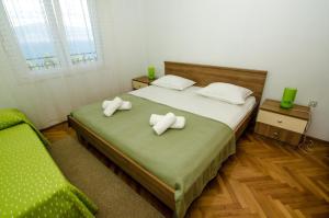 Postel nebo postele na pokoji v ubytování Apartments by the sea Slatine, Ciovo - 15504