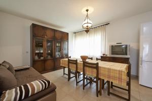 Kuchyň nebo kuchyňský kout v ubytování Apartments by the sea Slatine, Ciovo - 15504