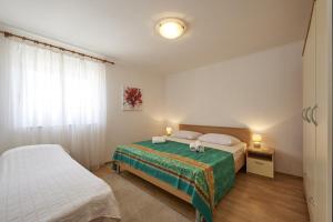 Postel nebo postele na pokoji v ubytování Apartments by the sea Slatine, Ciovo - 15504