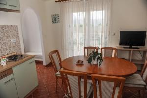 Kuchyň nebo kuchyňský kout v ubytování Apartments by the sea Slatine, Ciovo - 15504