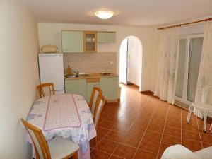 Kuchyň nebo kuchyňský kout v ubytování Apartments by the sea Slatine, Ciovo - 15504