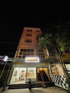 uma loja na frente de um edifício à noite em 75 MOTEL em Ha Giang