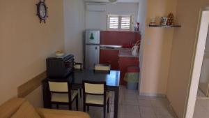 La cuisine est équipée d'une table, de chaises et d'un réfrigérateur. dans l'établissement Apartments by the sea Nin, Zadar - 15513, à Nin