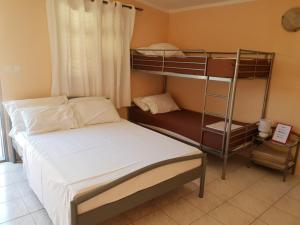 een slaapkamer met een bed en een stapelbed bij Apartments by the sea Nin, Zadar - 15513 in Nin