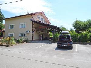 Galeriebild der Unterkunft Apartments with a parking space Rakovica, Plitvice - 15514 in Rakovica