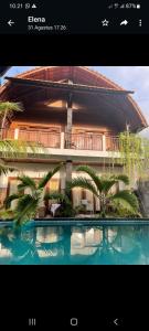 une photo d'un bâtiment avec piscine dans l'établissement Swara Homestay 2, à Nusa Lembongan