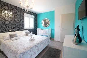 Ένα ή περισσότερα κρεβάτια σε δωμάτιο στο Family friendly house with a swimming pool Solin, Split - 15525 +14 φωτογραφίες